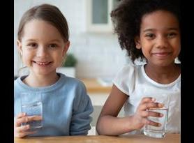 两个拿着饮用水的孩子用im体育APP公司的家用检测试剂盒进行了测试 